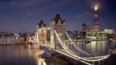 zaman atlamalı Londra manzarası ile ışıklı Tower bridge gündoğumu zaman, İngiltere