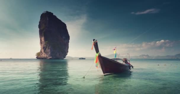 Wooden longtail boat at Koh Poda island in Krabi province. Ao Nang, Thailand — Stock Video