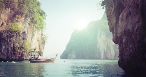 Длинная лодка и небольшой остров Кох Лао Ландинг, Таиланд — стоковое видео