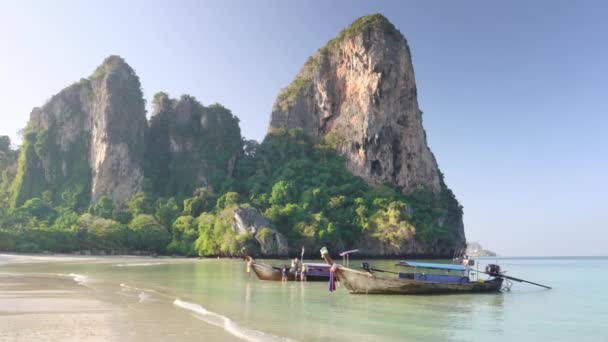 Barco en la playa de Ralay, Krabi, Tailandia — Vídeos de Stock