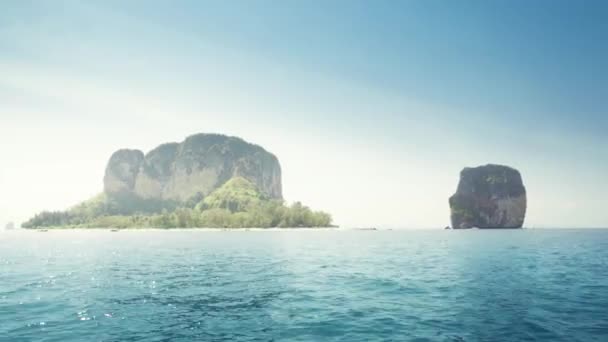Poda Island van boot in provincie Krabi, Thailand — Stockvideo