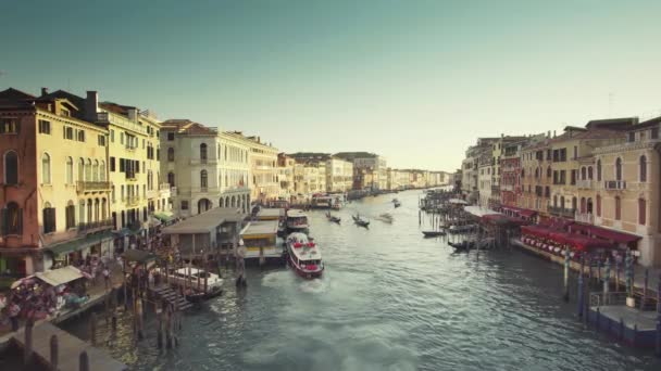 Grand Canal při západu slunce z mostu Rialto, Benátky, Itálie — Stock video