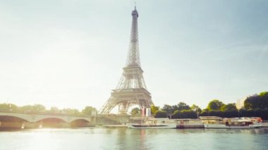 Eyfel Kulesi ve güneşli bir sabah, Paris, Fransa
