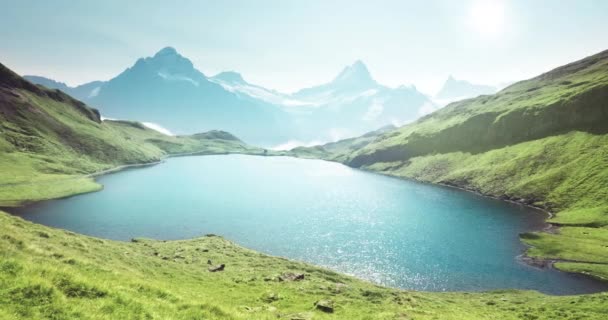 Schreckhorn en Wetterhorn van Bachalpsee Lake, Berner Oberland — Stockvideo