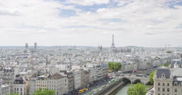 Паризький міський пейзаж з Ейфелеву вежу, вид з Нотр-Дам — стокове відео