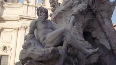 Piazza Navona, Roma 'da dört nehirler Berninis Çeşmesi Zeus heykeli
