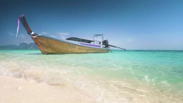 Traditionell trä longtail båt på Koh Poda Island, Ao Nang, Thailand — Stockvideo