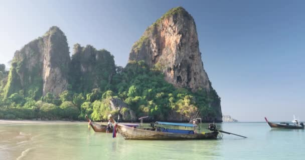 Barcos en ralay beach, Krabi, Tailandia — Vídeo de stock