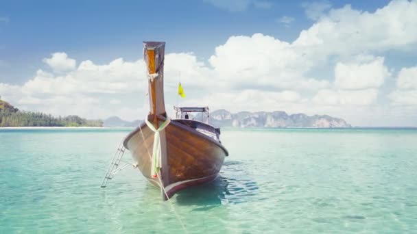 Традиционная деревянная лодка на острове Ко Пода, Ао Нанг, Таиланд — стоковое видео