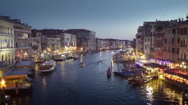 İtalya, Venedik, Rialto Köprüsü 'nden gün batımında Büyük Kanal — Stok video