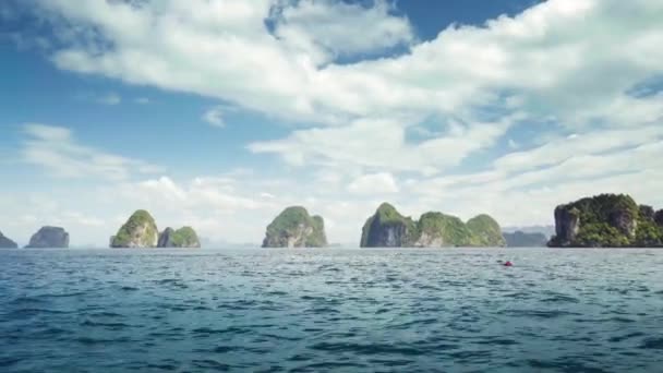 Barco tradicional e islas pequeñas en la provincia de Krabi, Tailandia — Vídeo de stock