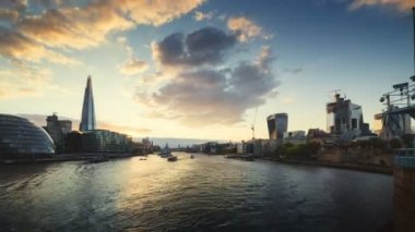 Gün batımının aşırı sürmesi, Londra 'nın Tower Bridge, İngiltere' den silueti.