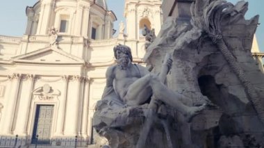 Piazza Navona, Roma 'da dört nehirler Berninis Çeşmesi Zeus heykeli