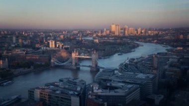 ışıklı Tower bridge ve Canary Wharf, İngiltere ile zaman atlamalı Londra silueti
