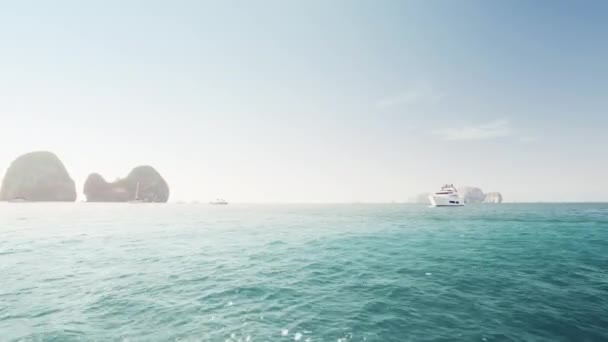 Bateau traditionnel et petites îles dans la province de Krabi, Thaïlande — Video