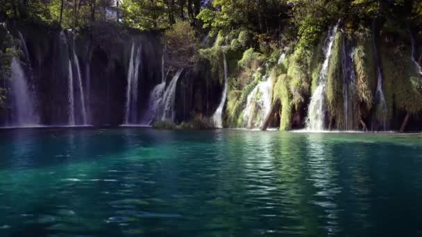 Hırvatistan 'daki Plitvice Gölleri Ulusal Parkı' nda şelale — Stok video