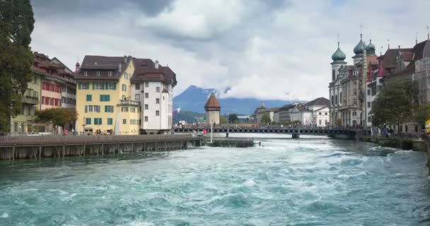 Iglesia jesuita y río Reuss en Luzern, Suiza . — Vídeo de stock