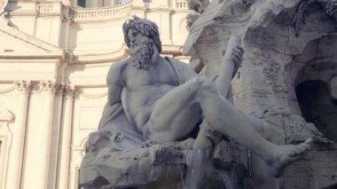 Piazza Navona, Roma 'da dört nehirler Berninis Çeşmesi Zeus heykeli