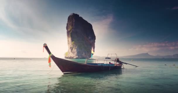 Krabi 지방 의 Koh Poda 섬에 있는 나무 롱 테일 보트입니다. 타이,아 오낭 — 비디오