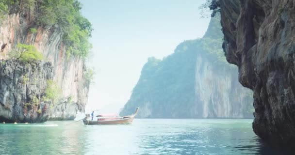 Lång båt och liten Koh Lao Lading Island, Thailand — Stockvideo