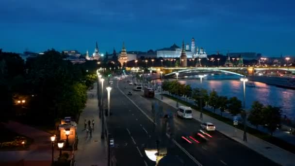 Hiper lapso de Moscú, vista nocturna del Kremlin y el río Moskva — Vídeos de Stock