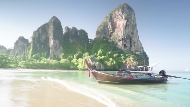 Barche sulla spiaggia ferroviaria, Krabi, Thailandia — Video Stock