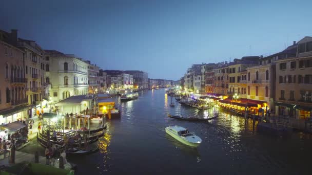 일몰 시간에 이탈리아 베네치아의 리알토 다리에서 바라본 대운하 — 비디오