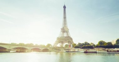 Eyfel Kulesi ve güneşli bir sabah, Paris, Fransa