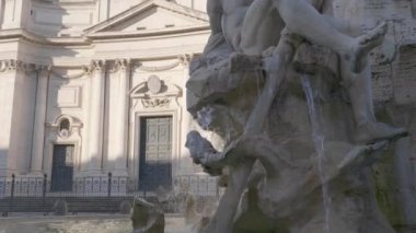 Piazza Navona, Roma 'da dört nehirler Berninis Çeşmesi Zeus heykeli