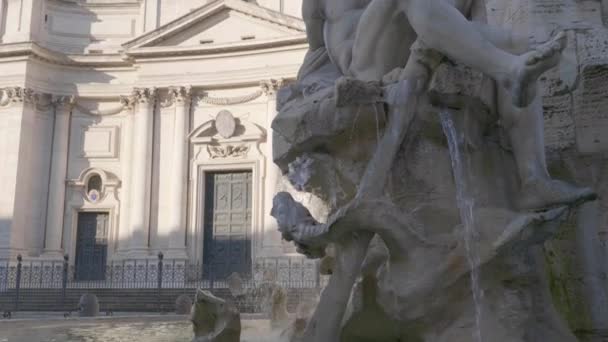 Άγαλμα του Δία στην σιντριβάνι του Μπέρνινης των τεσσάρων ποταμών στην Πιάτσα Ναβόνα, Ρώμη — Αρχείο Βίντεο