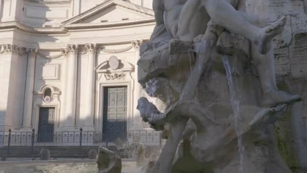 Piazza Navona, Roma 'da dört nehirler Berninis Çeşmesi Zeus heykeli — Stok video