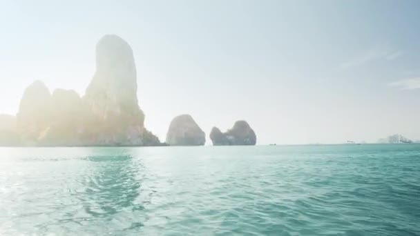 Movimiento en barco de cola larga, ferrocarril playa, Krabi, Tailandia — Vídeos de Stock