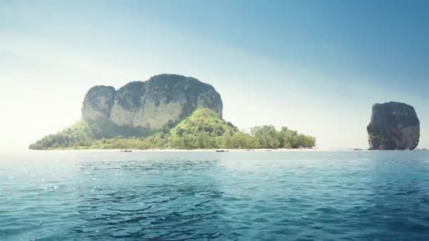 Isla Poda desde barco en la provincia de Krabi, Tailandia — Vídeo de stock