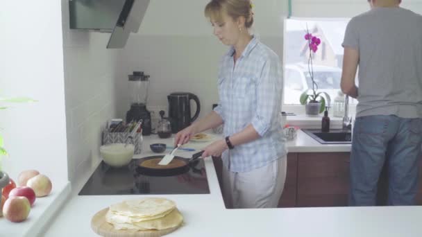 Cooking pancakes at home with family — Stock Video