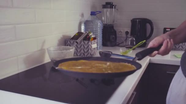Cooking pancakes at home with family — Stock Video