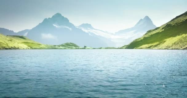 Bachalpsee 湖から Schreckhorn と Wetterhorn、ベルンベルナーオーバーラント、スイス — ストック動画