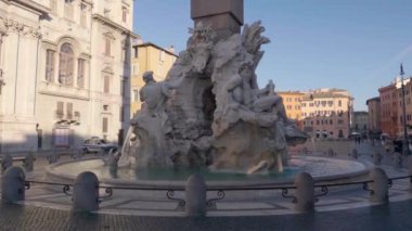 Piazza Navona, Roma 'da dört nehirler Berninis Çeşmesi Zeus heykeli