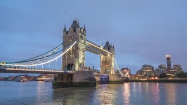 Gün batımında Londra 'daki Tower Köprüsü' nde.