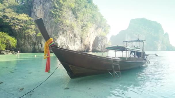 Barco e ilhas no mar andaman Tailândia — Vídeo de Stock