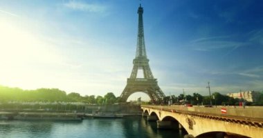 Eyfel Kulesi ve güneşli bir sabah, Paris, Fransa