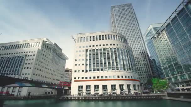Moderní budovy v Londýně, Canary Wharf, Velká Británie — Stock video