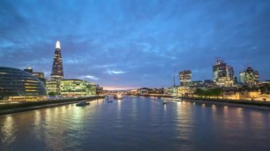 Gün batımının aşırı sürmesi, Londra 'nın Tower Bridge, İngiltere' den silueti.