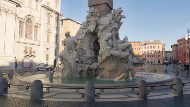 Статуя Зевса в фонтане четырех рек Бернининиса на Пьяцца Навона, Рим — стоковое видео