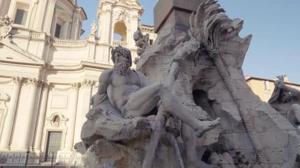 Berninis 広場、ローマの4つの川の噴水のゼウス像 — ストック動画