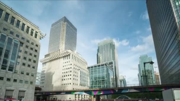 Moderní budovy v Londýně, Canary Wharf, Velká Británie — Stock video