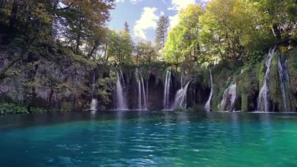 Cachoeira na floresta Parque Nacional dos Lagos de Plitvice, Croácia — Vídeo de Stock