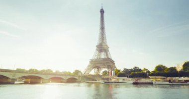 Eyfel Kulesi ve güneşli bir sabah, Paris, Fransa
