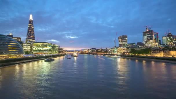 Гиперлуч заката, горизонт Лондона с Тауэрского моста, Великобритания — стоковое видео