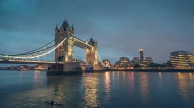 Gün batımında Londra 'daki Tower Köprüsü' nde.