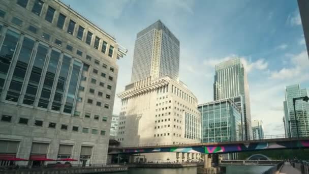 Moderní budovy v Londýně, Canary Wharf, Velká Británie — Stock video